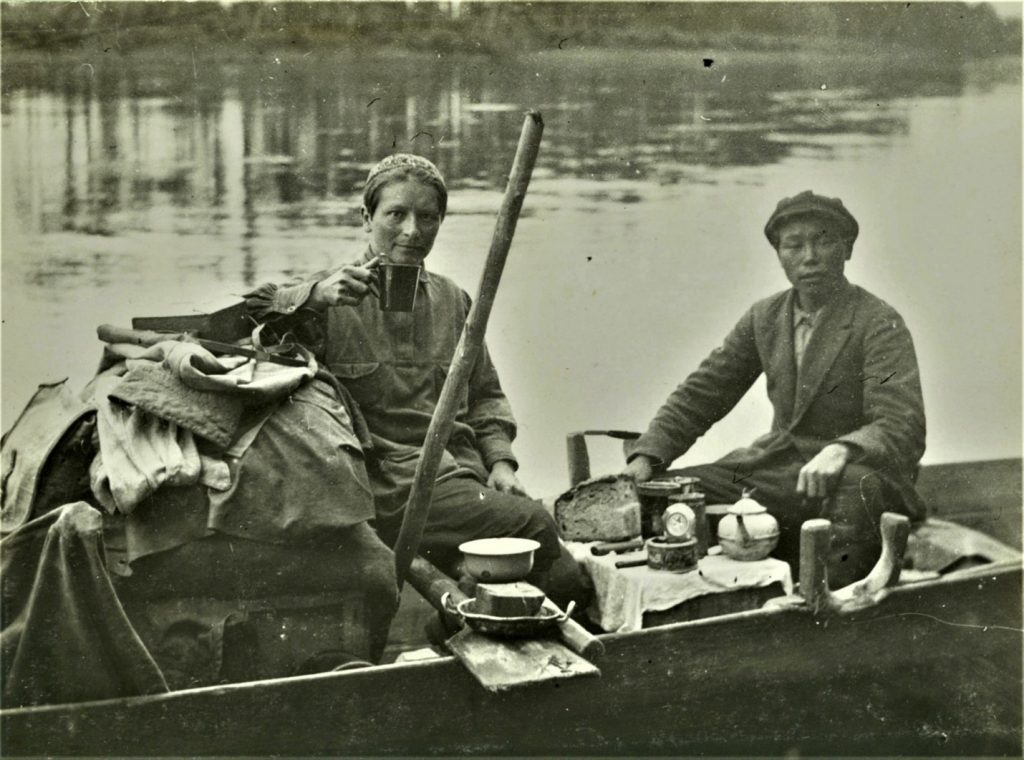 Фото: Г. М. Василевич (слева) в экспедиции к витимо-олекминским эвенкам, 1929 г. Источник: Национальная библиотека Республики Саха (Якутия)